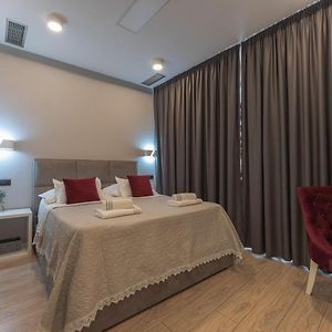 Sky & Sun Luxury Rooms With Private Parking In The Garage